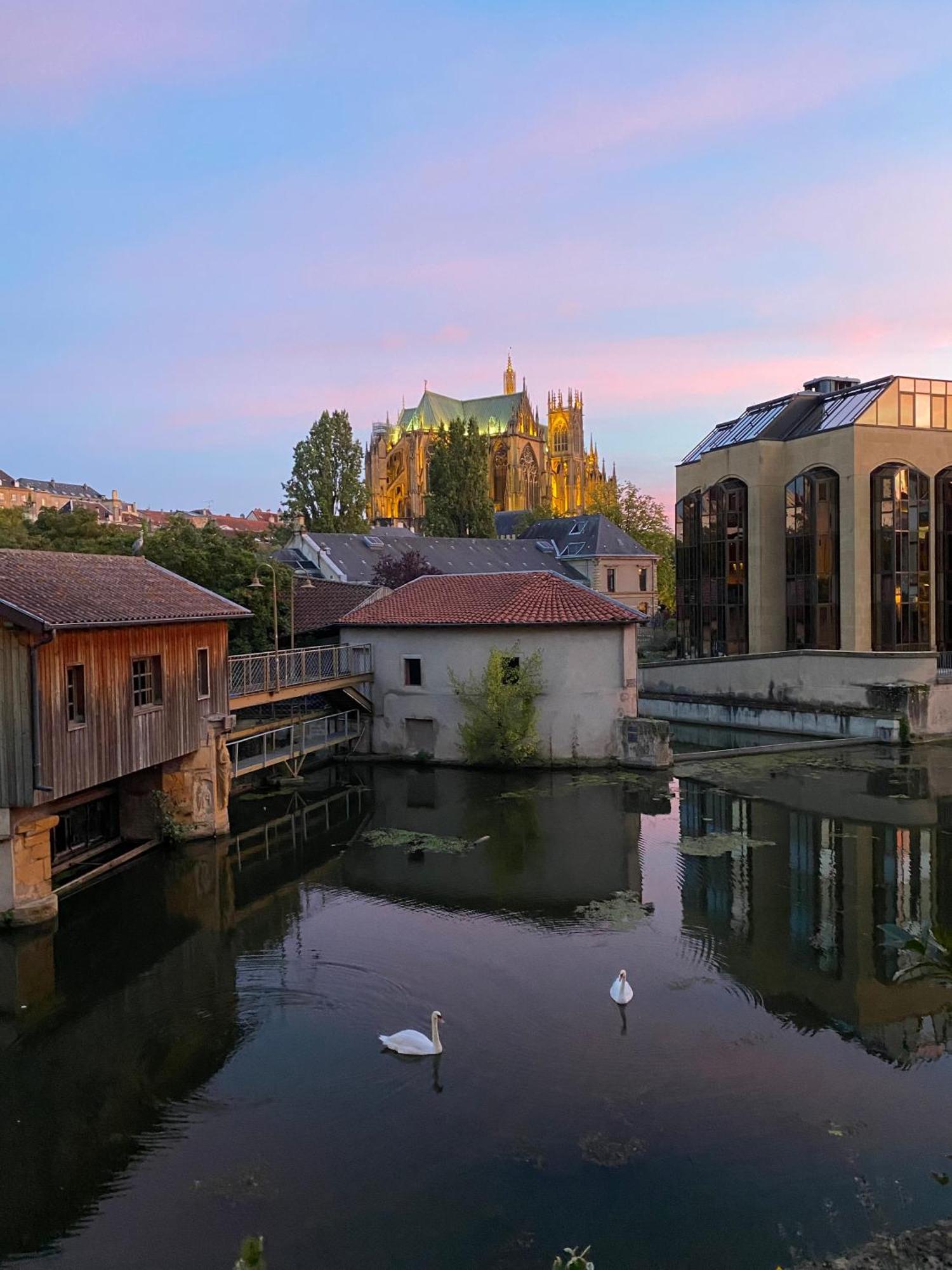 Une Vue Les Pieds Dans L'Eau Metz Buitenkant foto